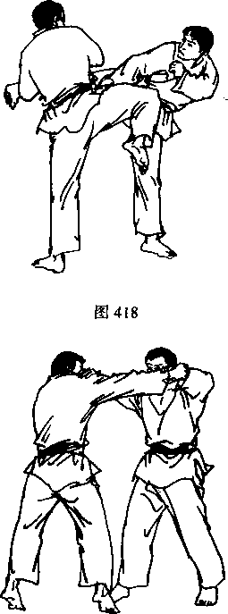右斜冲膝撞敌腹部