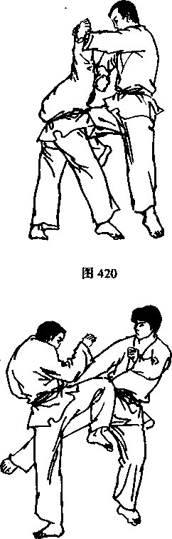 右膝斜冲敌腹
