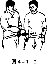 (3)警察将一敌的右手腕部铐住后令其下蹲在另一方的身后将空铐环雇住